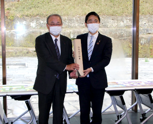 左：弊社坂田社長（当時） 右：松尾鎌倉市長