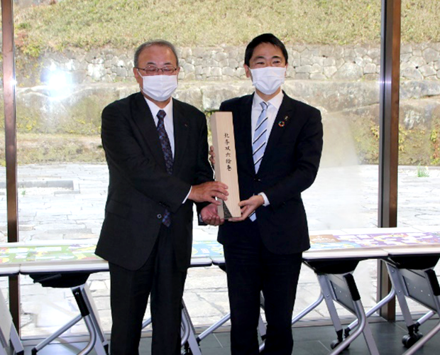 左：弊社坂田社長　右：松尾鎌倉市長
